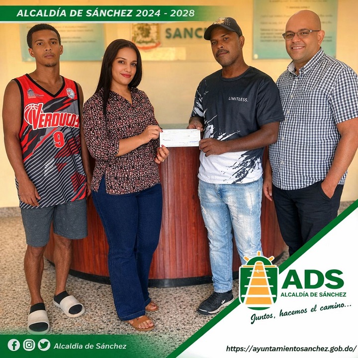 Alcaldía de Sánchez entrega aporte de RD$50 mil a grupos del Carnaval