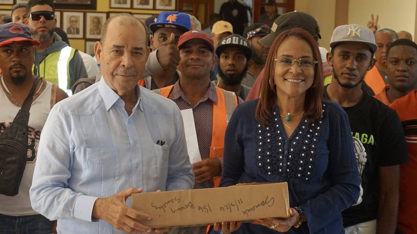 Alcalde Ynocencio de Jesús acompaña a la gobernadora a la entrega de bonos a más de 100 motoconchistas del municipio.